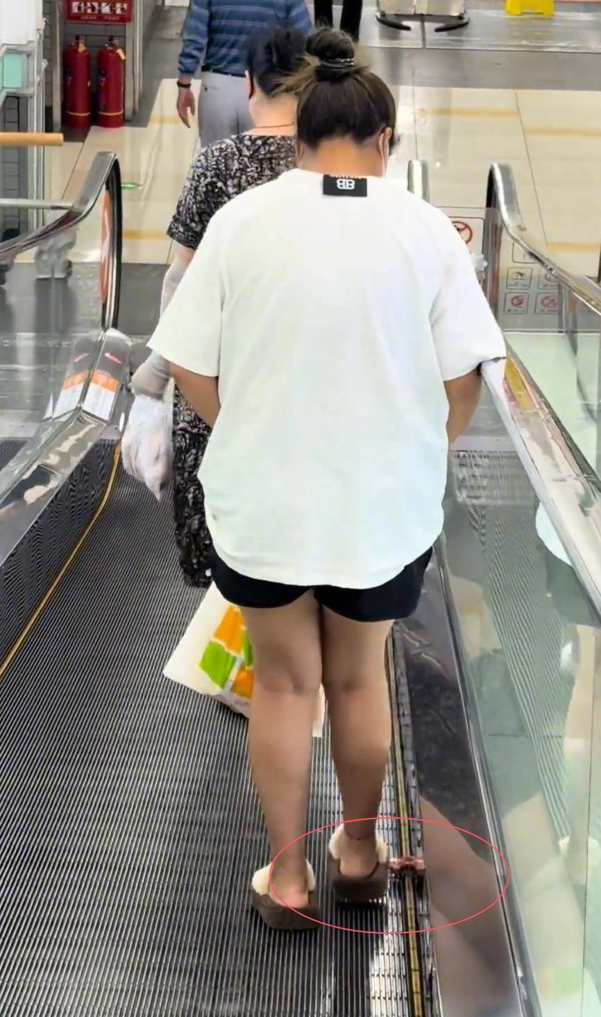 信用网皇冠申请注册
_女子超市偷排骨从短裤掉到扶梯上？网友以为掉的是百元钞票信用网皇冠申请注册
，官方：已接到报案，正核查